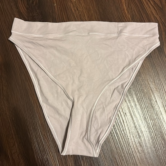 Skims nwt undies - Picture 3 of 4